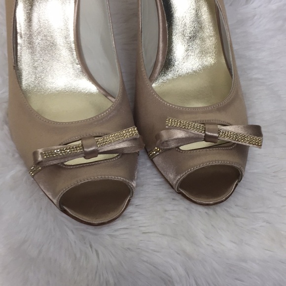 NEW STUART WEITZMAN Blonde Satin Bow Slimg Back Buckle 4” Heels SZ 9 - Picture 2 of 8